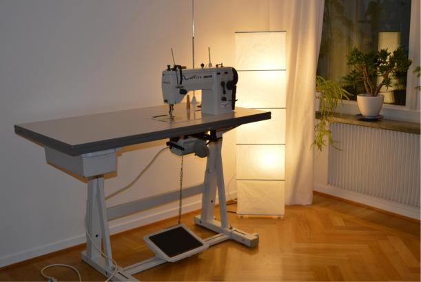 The beautiful singer20U53! Check out the knee control right in front of the engine.