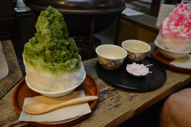 Shaved ice that tasted lite sugar and green tea.