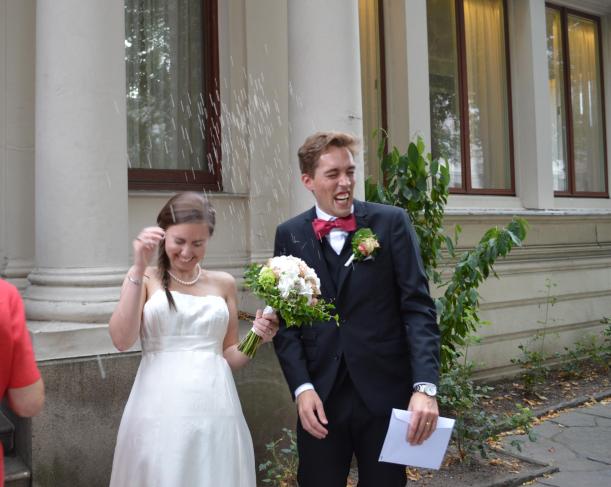 It's raining pigeon fodder (rice)!