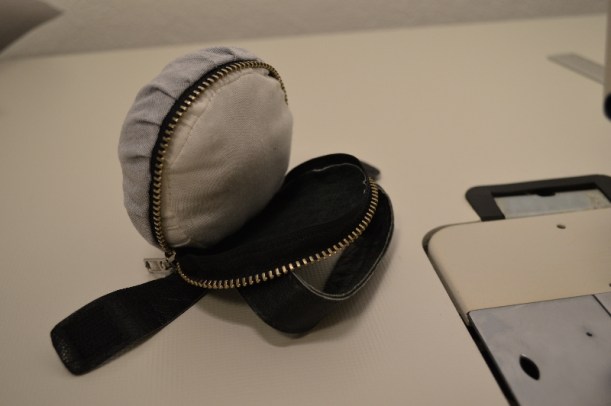 Peek-a-boo! There's the hidden inner cushion.